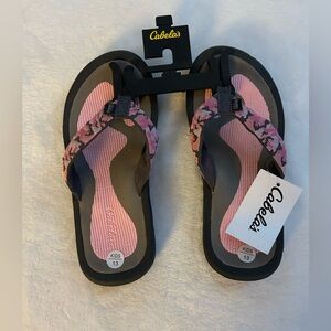 BNWT Cabela’s camo flip-flops size 13